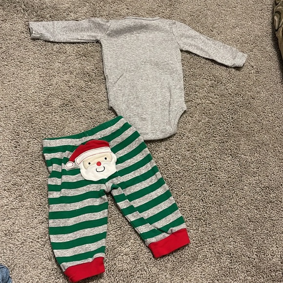 Infant boy’s Christmas 🎅 outfit~ size 6 months - Picture 2 of 2